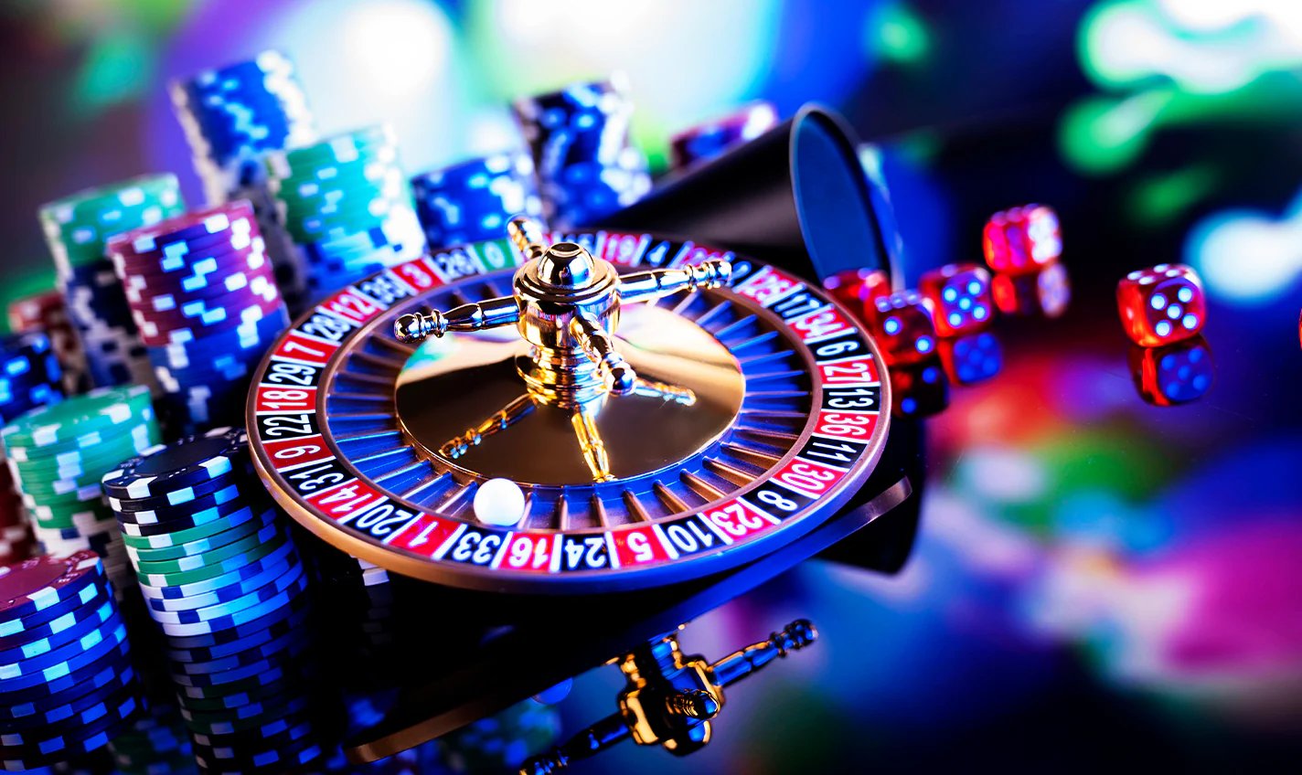 အွန်လိုင်း ကတ်ဂိမ်း Poker Baccarat ကစားနေသောမြင်ကွင်း