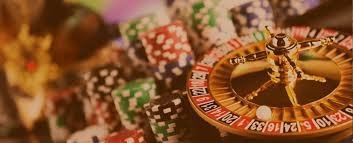 8999 လောင်းကစား platform တွင် Football နှင့် Live Casino ကစားနေသည့် မြင်ကွင်း
